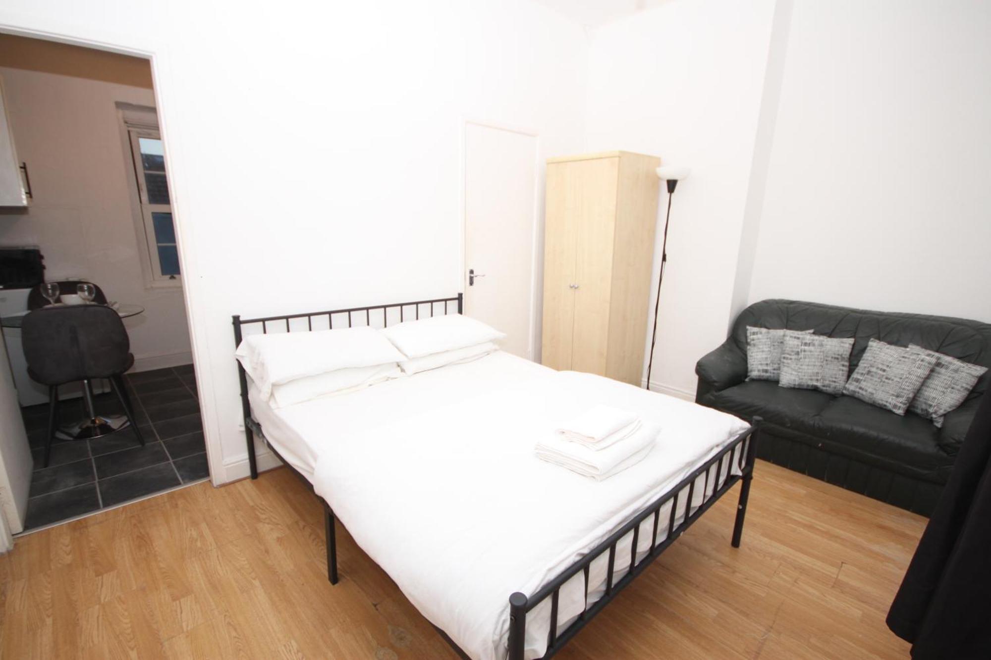 Barton Seaview, Self Catering Studio Apartments, Promenade & Central Beach Location, Families, Couples Or 23 Years Plus Only, Free Parking Blackpool Buitenkant foto