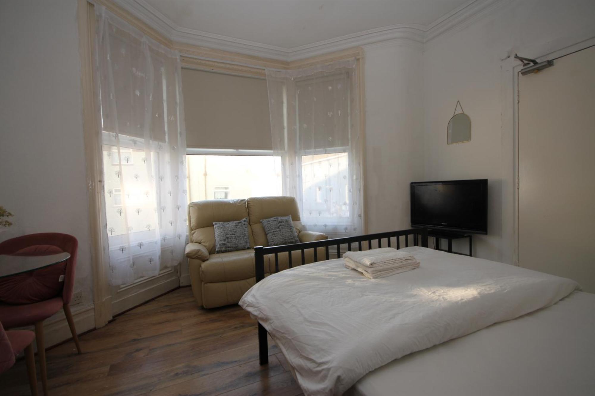 Barton Seaview, Self Catering Studio Apartments, Promenade & Central Beach Location, Families, Couples Or 23 Years Plus Only, Free Parking Blackpool Kamer foto