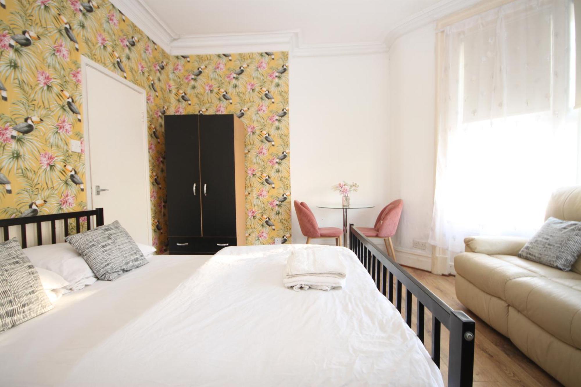 Barton Seaview, Self Catering Studio Apartments, Promenade & Central Beach Location, Families, Couples Or 23 Years Plus Only, Free Parking Blackpool Buitenkant foto